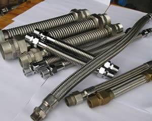 三个波纹金属软管和几根长短不等的钢丝编织金属软管
