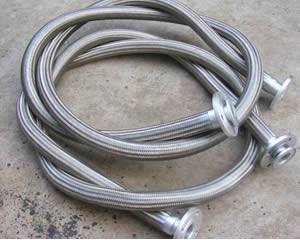 两根盘起来的较长的钢丝编织金属软管